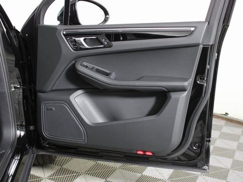 Certified 2026 Porsche Macan image 38
