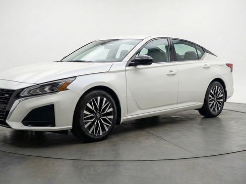 Used 2025 Nissan Altima 2.5 SV image 3