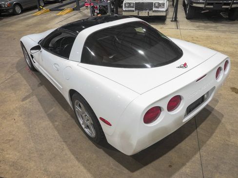 Used 1998 Chevrolet Corvette Coupe RWD image 16