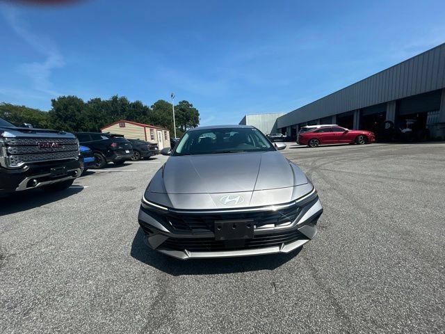Used 2025 Hyundai Elantra SEL FWD image 2