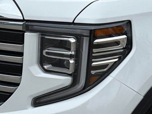 Used 2025 GMC Sierra 1500 SLT AWD/4WD image 4