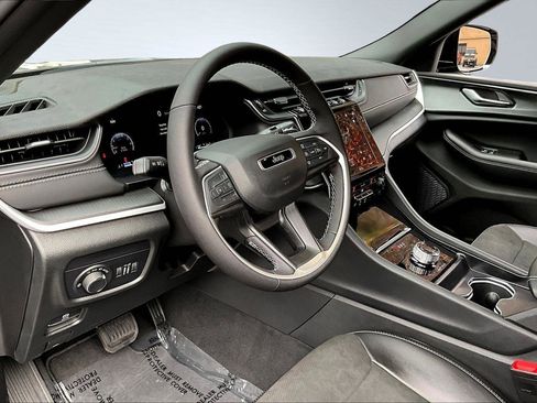 New 2025 Jeep Grand Cherokee Altitude image 6