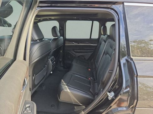 New 2025 Jeep Grand Cherokee Limited RWD image 16