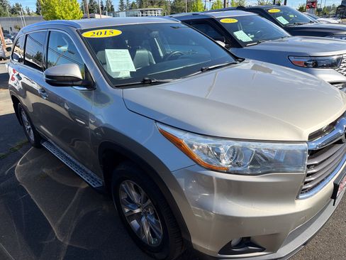 Used 2015 Toyota Highlander XLE AWD/4WD image 4