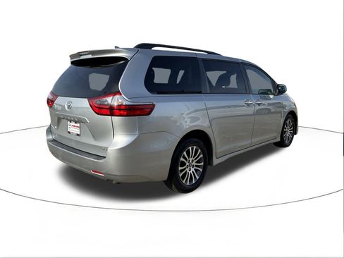 Used 2020 Toyota Sienna XLE Premium image 3