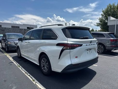 Used 2021 Toyota Sienna XLE FWD image 3