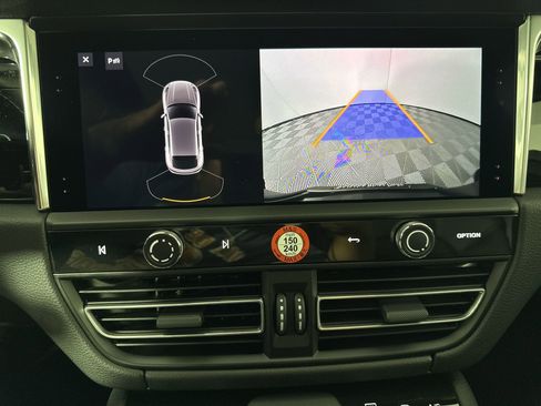 Certified 2025 Porsche Macan image 20