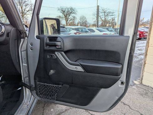 Used 2017 Jeep Wrangler Unlimited Rubicon w/ Connectivity Group AWD/4WD image 9