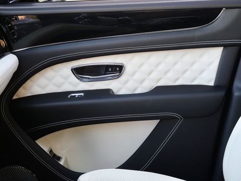 Used 2023 Bentley Bentayga AWD/4WD image 14