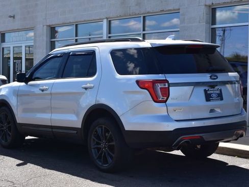 Used 2017 Ford Explorer XLT w/ Equipment Group 202A AWD/4WD image 9