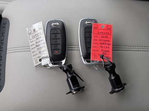 Used 2025 Nissan Pathfinder SL FWD image 38