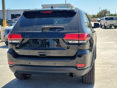 Used 2019 Jeep Grand Cherokee Laredo image 4