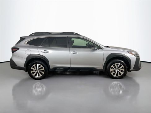 Used 2025 Subaru Outback Premium image 8