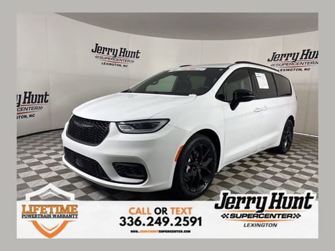 Used 2025 Chrysler Pacifica Limited image 1