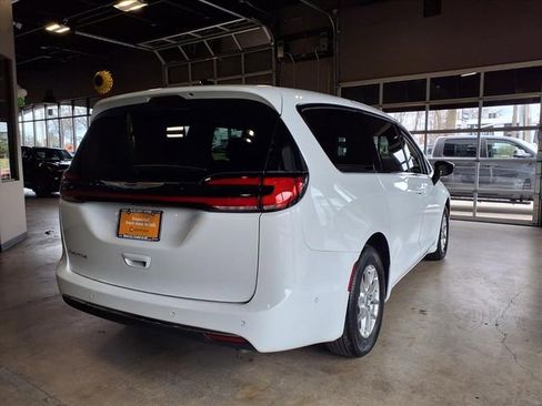 Used 2024 Chrysler Pacifica Touring-L image 8