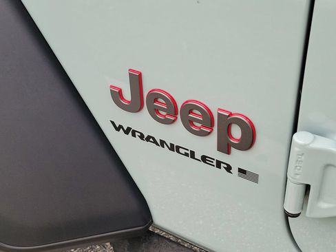 Used 2024 Jeep Wrangler Unlimited Rubicon w/ Technology Group AWD/4WD image 5