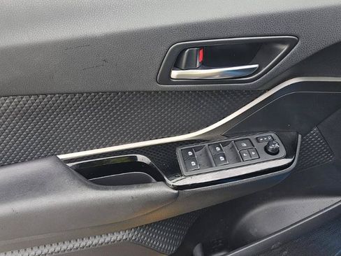 Used 2019 Toyota C-HR XLE FWD image 11
