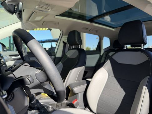 Used 2022 Volkswagen Taos SEL w/ Panoramic Sunroof Package image 33