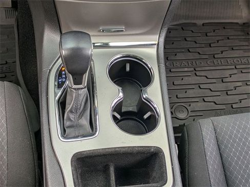 Used 2021 Jeep Grand Cherokee Laredo image 28