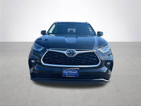 Used 2022 Toyota Highlander XLE AWD/4WD image 3