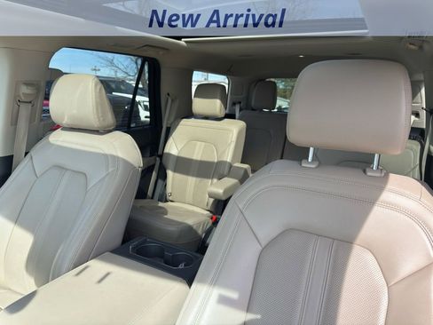 Used 2024 Ford Expedition Limited image 11