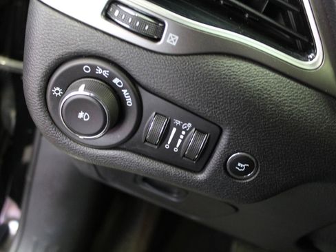 Used 2019 Jeep Cherokee Limited AWD/4WD image 11