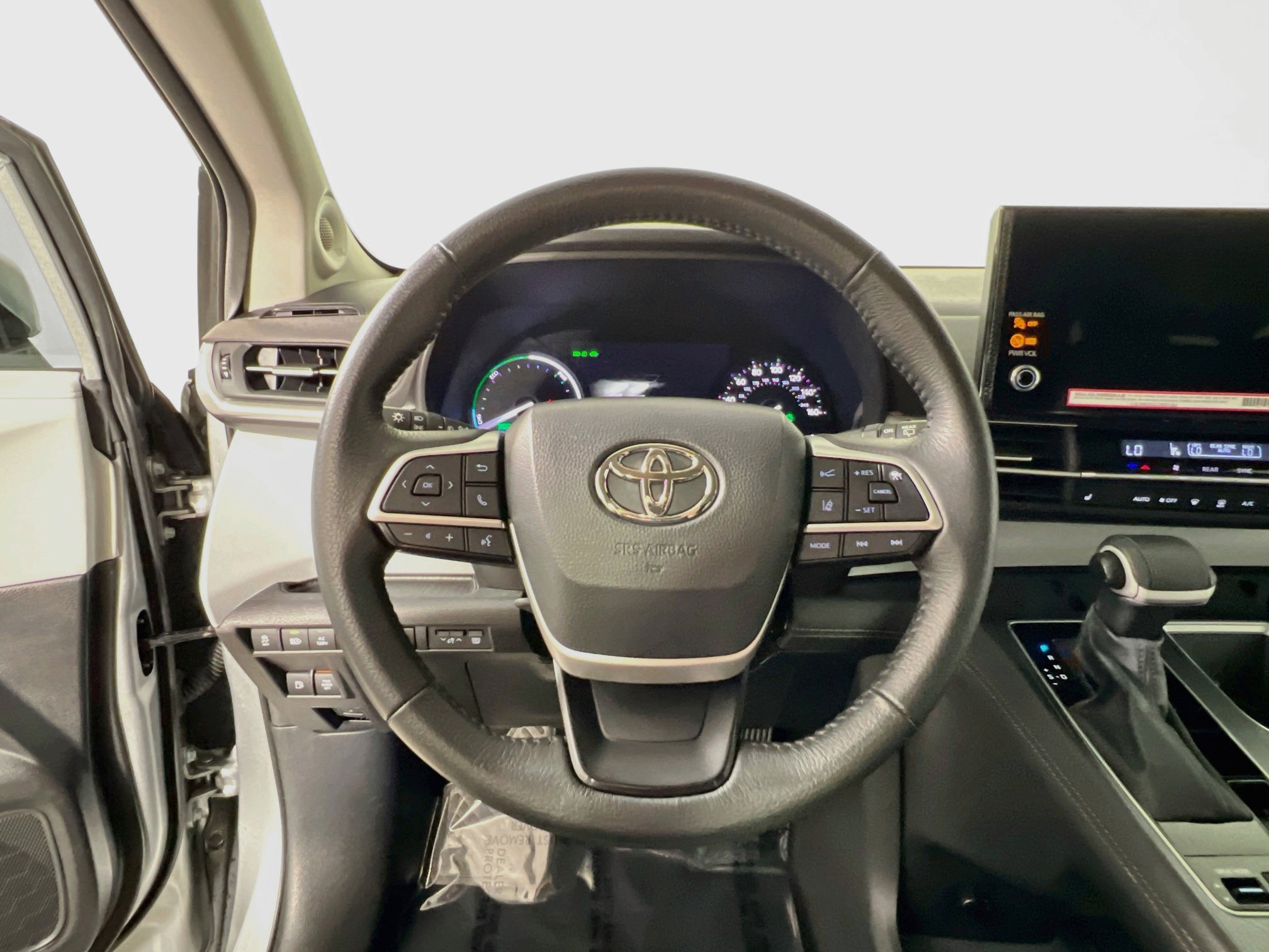Used 2025 Toyota Sienna XLE w/ XLE Plus Package FWD image 18