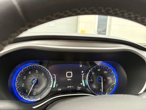 Used 2022 Chrysler Pacifica Touring-L image 15