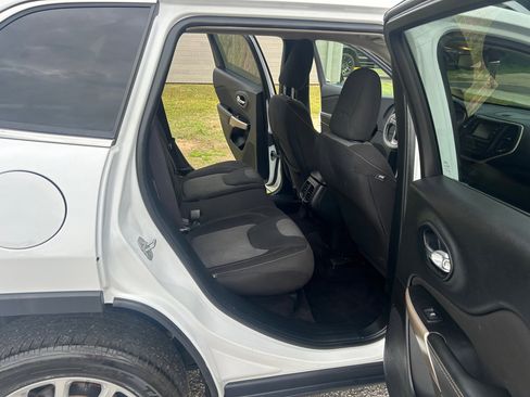 Used 2018 Jeep Cherokee Latitude w/ Mobile Office Group image 11