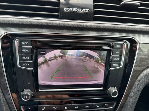 Used 2018 Volkswagen Passat 2.0T SE FWD image 33