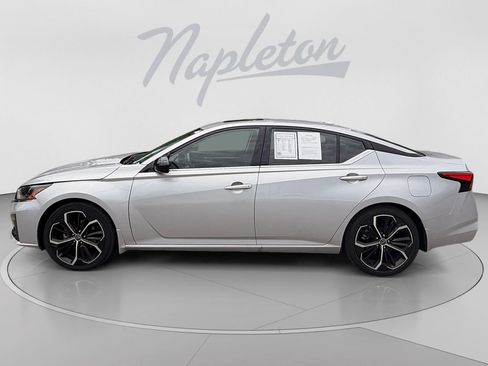 Used 2024 Nissan Altima 2.5 SR w/ SR Premium Package FWD image 2