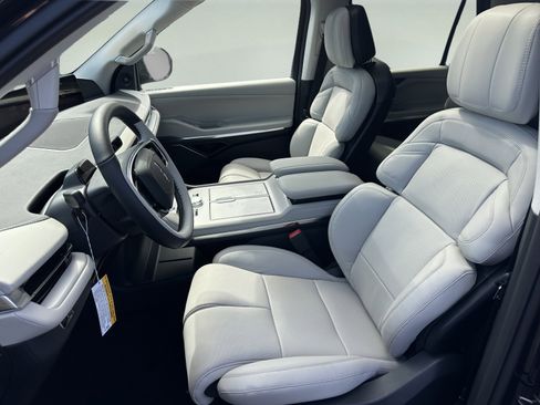 New 2026 Lincoln Navigator Reserve w/ Jet Appearance Package AWD/4WD image 9
