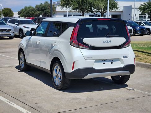 Certified 2025 Kia Soul LX w/ LX Technology Package FWD image 3