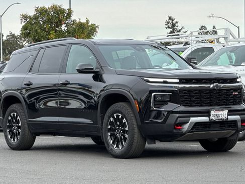 Used 2025 Chevrolet Traverse Z71 image 2