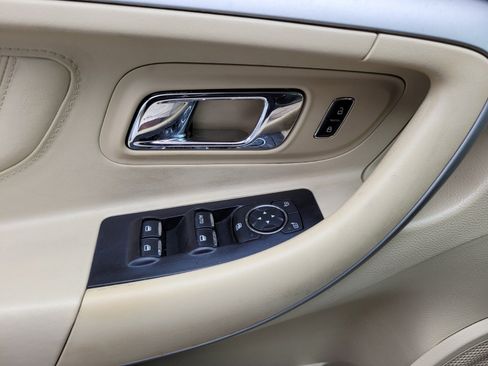 Used 2016 Ford Taurus SE image 25