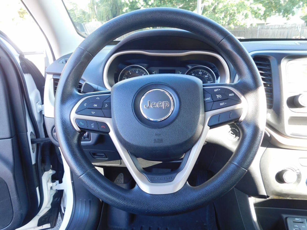 Used 2017 Jeep Cherokee Sport FWD image 9