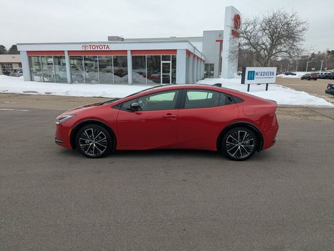 Used 2024 Toyota Prius XLE image 2