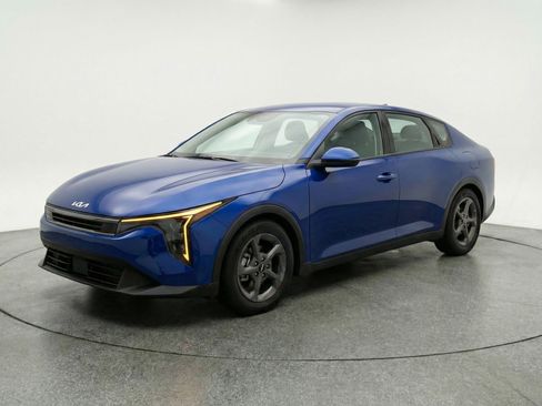Used 2025 Kia K4 LXS image 3