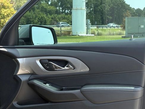 Used 2023 Chevrolet Traverse LT FWD image 10