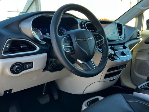 Used 2024 Chrysler Pacifica Touring-L FWD image 22