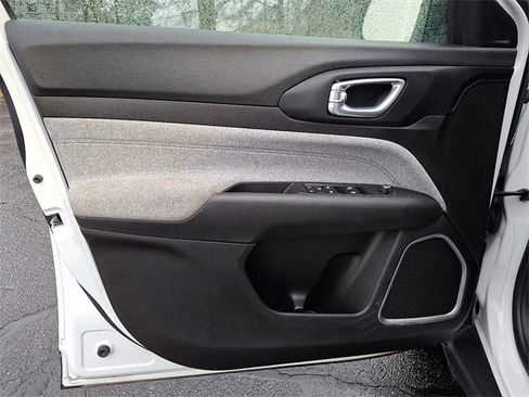 Used 2024 Jeep Compass Latitude image 12