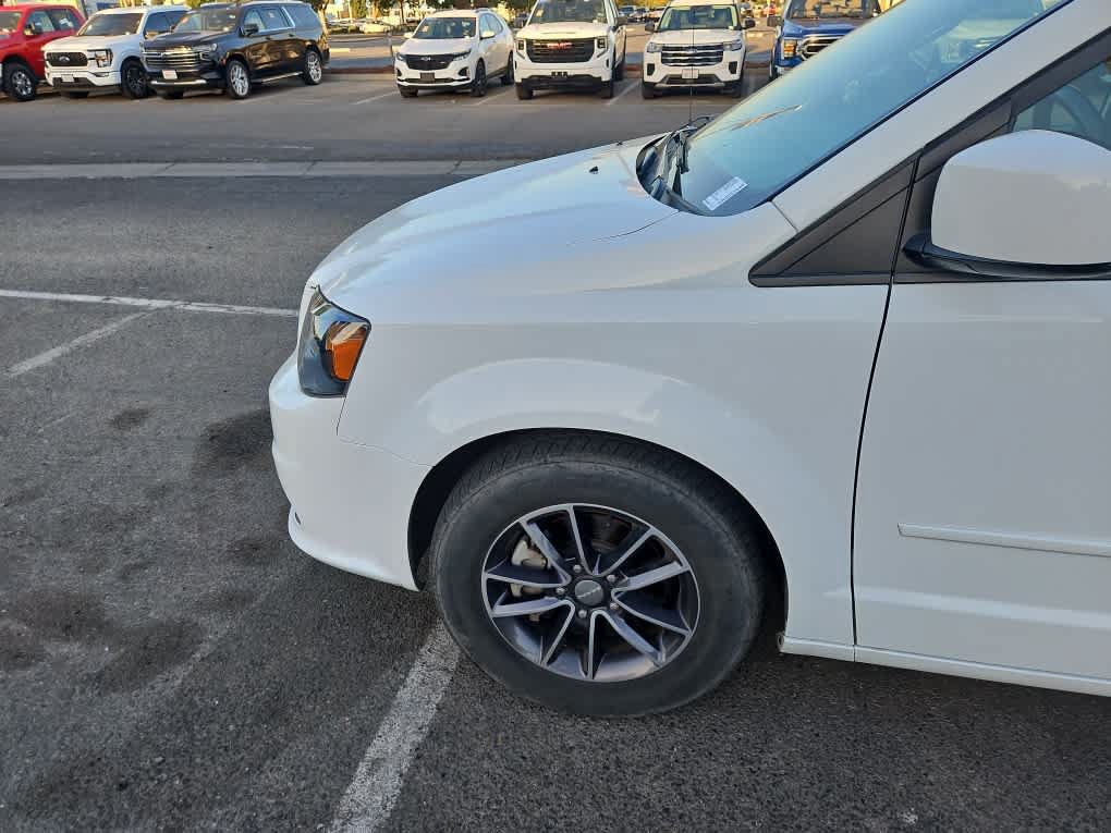 Used 2016 Dodge Grand Caravan R/T FWD image 3