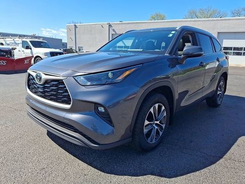 Used 2023 Toyota Highlander XLE AWD/4WD image 6