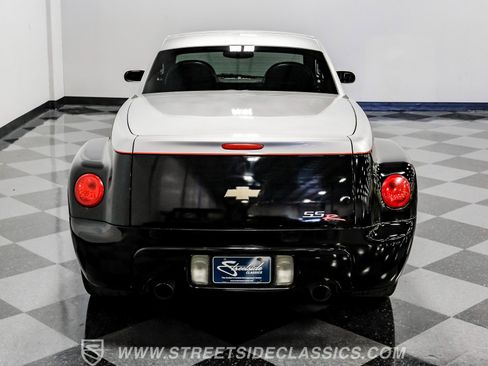 Used 2005 Chevrolet SSR w/ Preferred Equipment Group image 33
