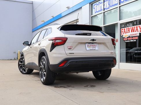 Certified 2026 Chevrolet Trax RS w/ Sunroof Package FWD image 34