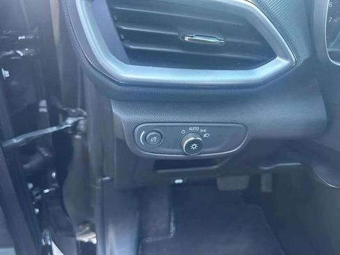 Used 2025 Chevrolet Trax LT FWD image 6