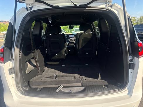 Used 2024 Chrysler Pacifica Touring FWD image 15