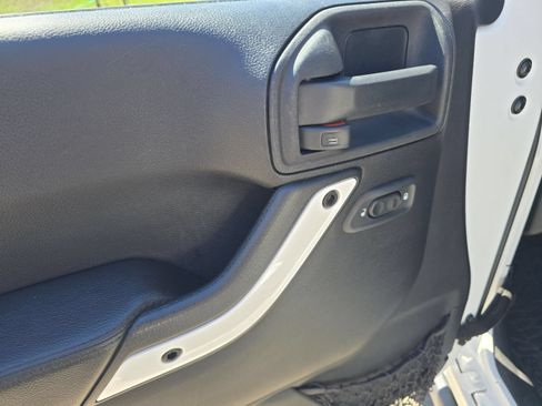 Used 2015 Jeep Wrangler Unlimited Sahara AWD/4WD image 23