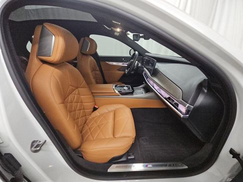Used 2023 BMW 740i image 8