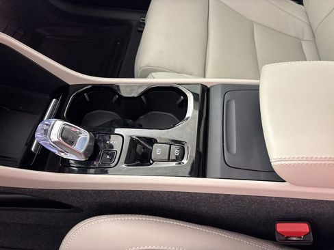 Used 2024 Volvo XC40 B5 Ultimate w/ Protection Package image 37